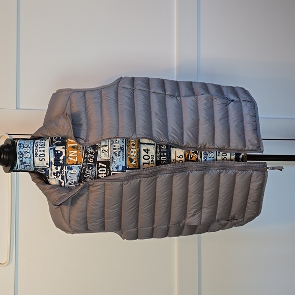 Attention Men's Medium Down puffer vest. - Picture 4 of 9